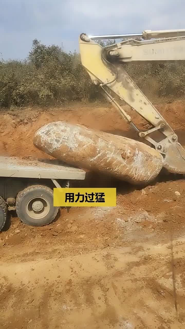铲车搬石头本以为很轻松结果亮了