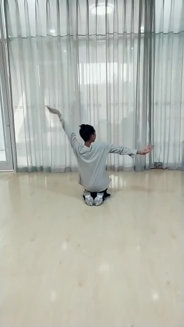 傣族舞蹈跪地动作身体的柔软度真好小哥哥跳的感觉真好