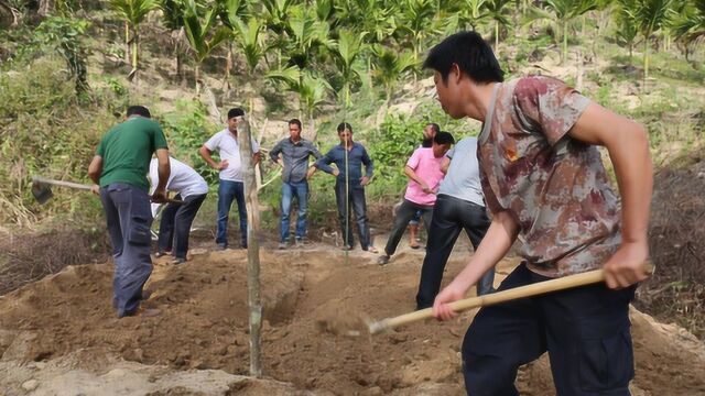 农村发丧习俗,下葬完不能空手回家是啥意思?听听大爷说的迷信吗