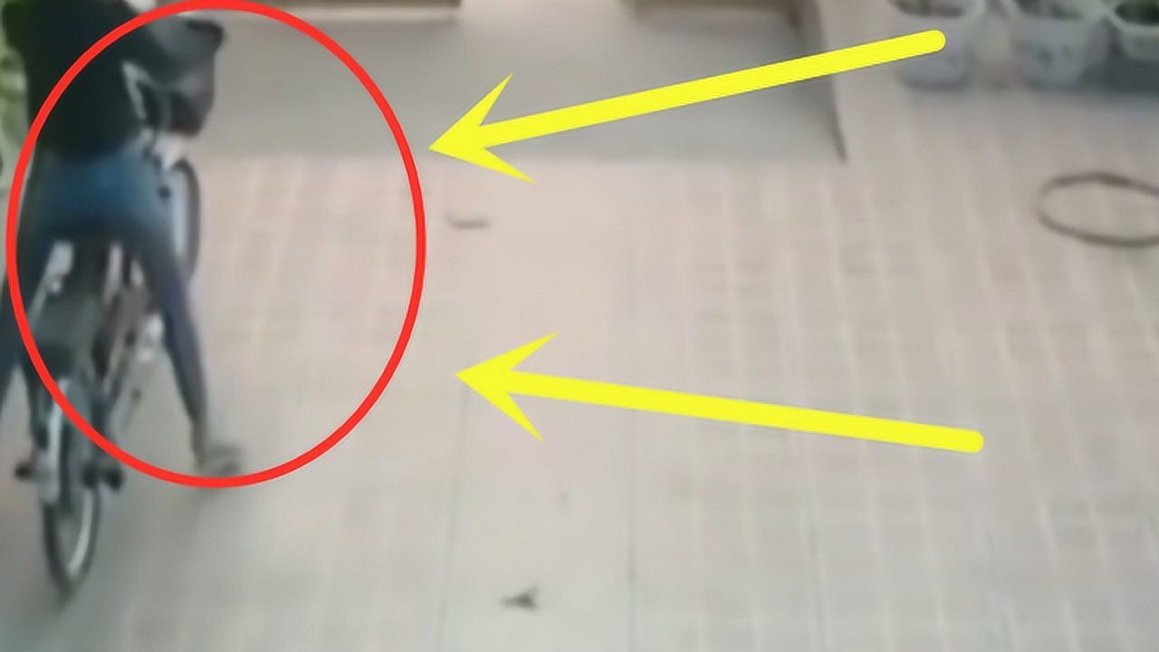 可耻！女子路边蹲下“小便”，提上裤子“撒腿就跑”？_腾讯视频