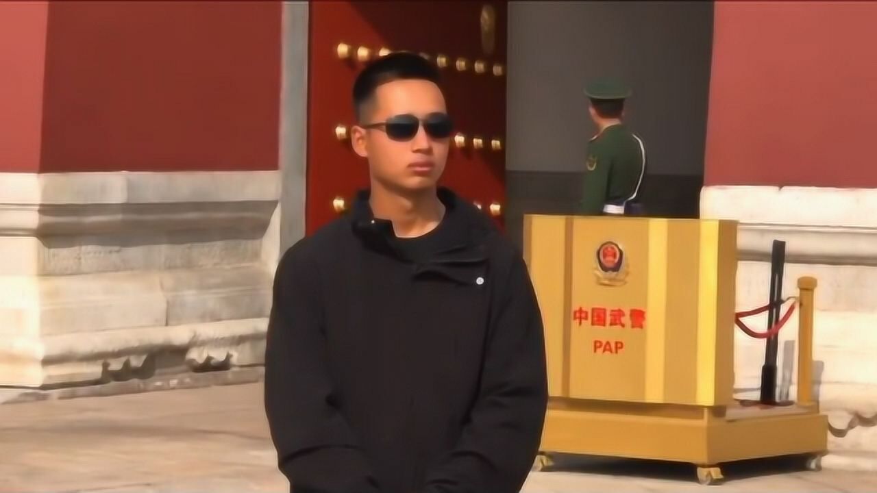 天安门前穿西服的黑衣人比身后的武警战士还厉害十分霸气