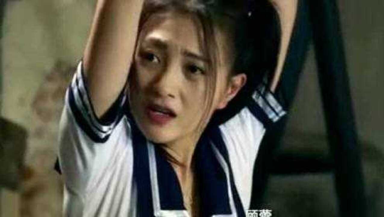 两个美女的双手被绑吊起来没想到她竟然会这一招逃出去完全不在话下