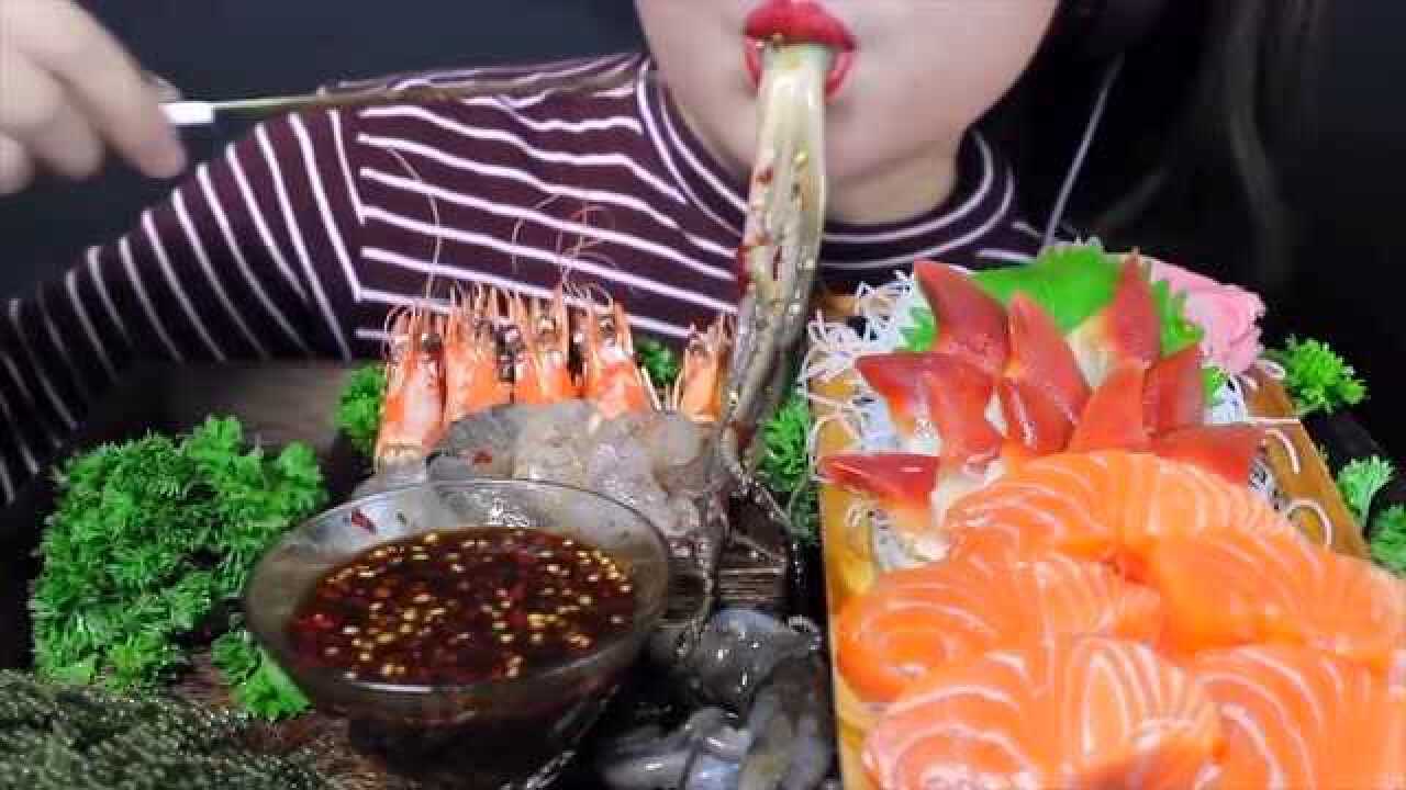 美女吃播,吃会动的章鱼,你吃过嘛?