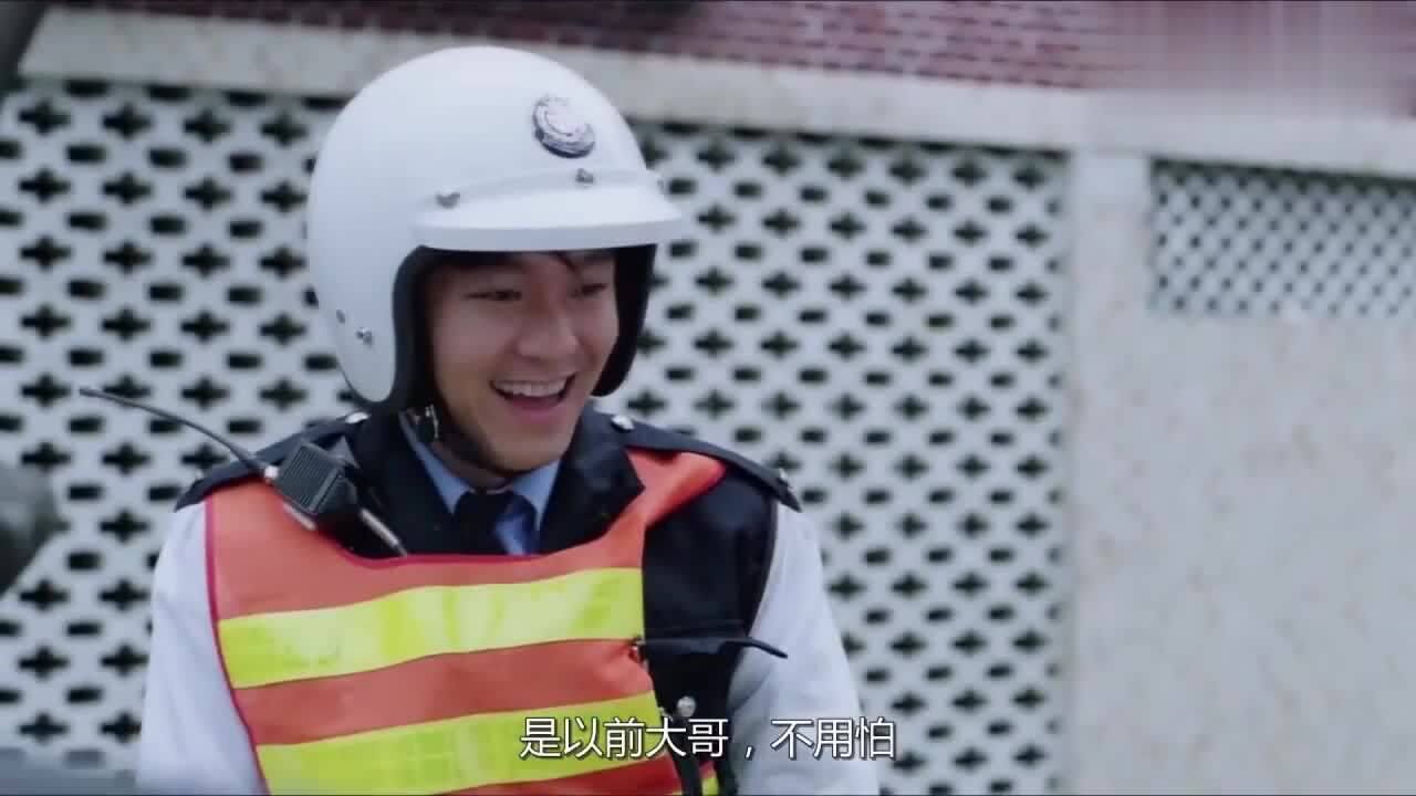 逃学威龙2星爷当交警也太悠闲一边上班一边烧烤胆子太大