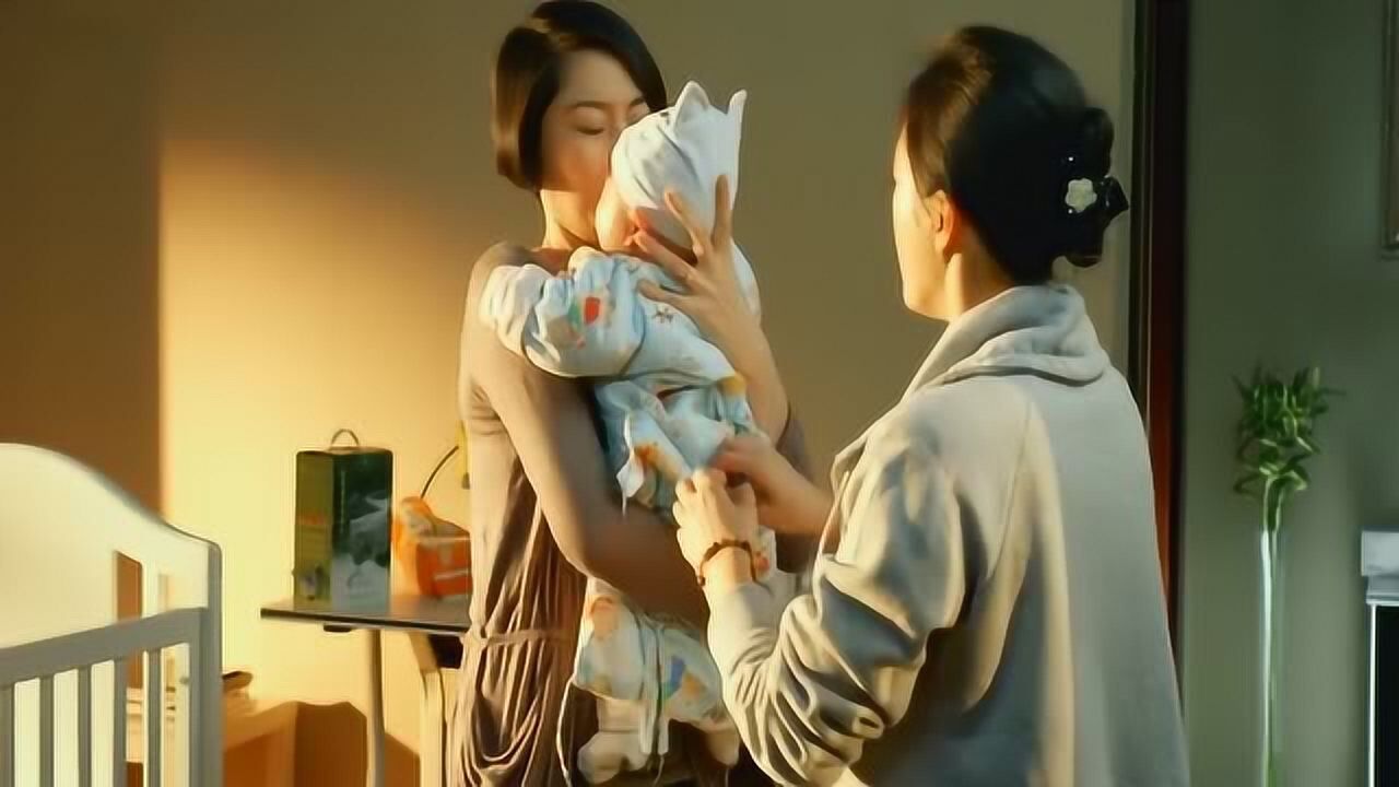 妈妈一抱孩子就哭没想到保姆一抱立马不哭妈妈不淡定了