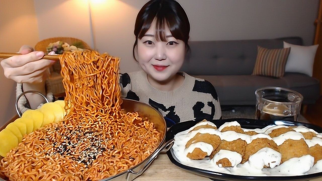 韩国美女吃播麻辣火鸡面搭配美味的炸鸡腿再淋上酱料太美味啦