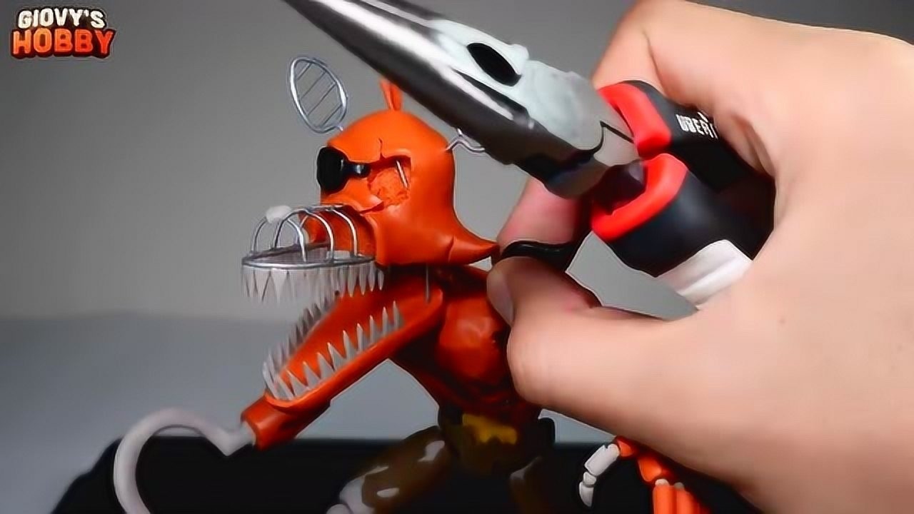 手办玩偶:午夜后宫中破损的弹簧狐狸霍斯