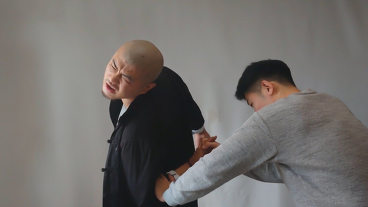 胳膊被坏人擒拿时找准这个时机瞬间可以反擒拿他