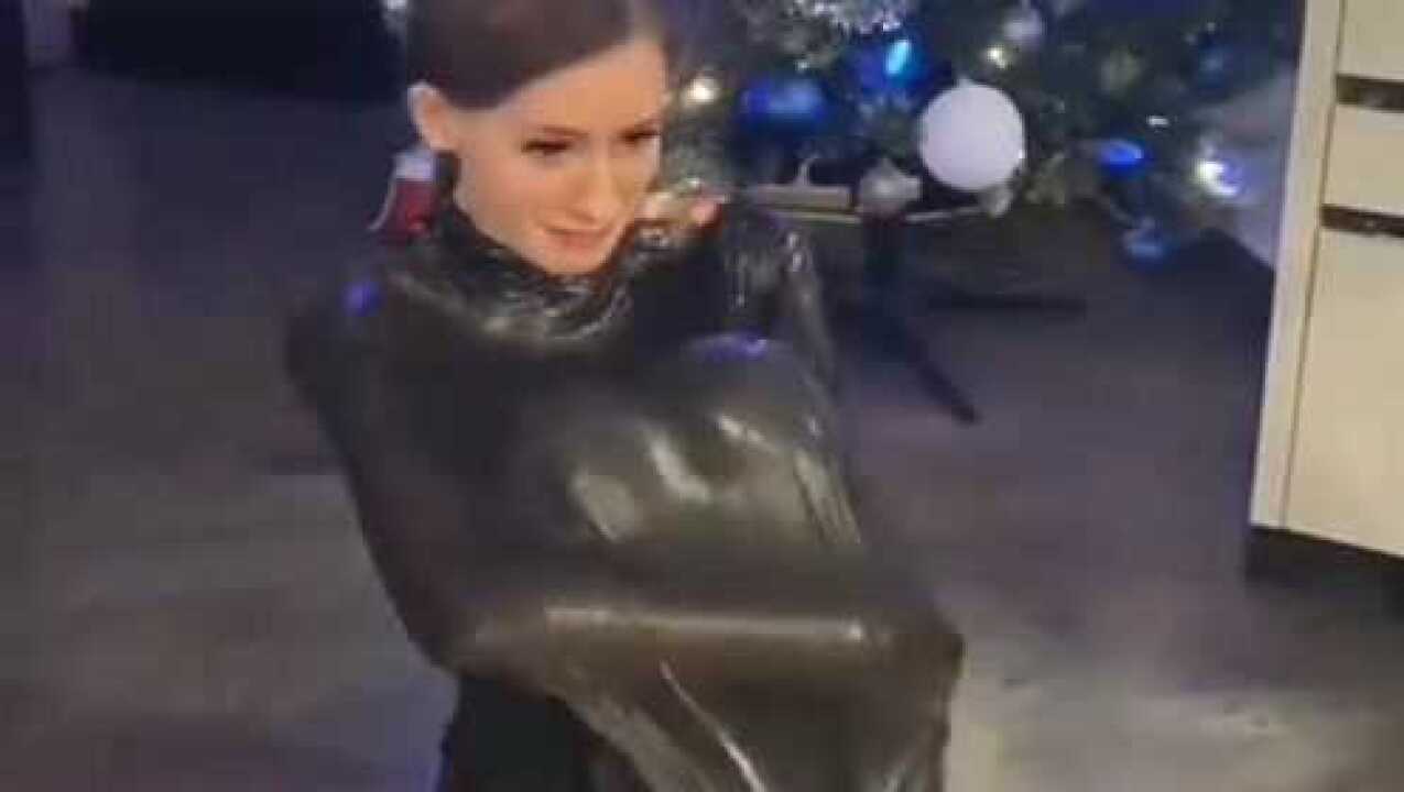 美女瞬间被抽空，真空包装的小姐姐，就不会被“腐蚀”了吗？_高清