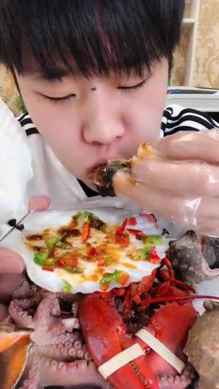 小哥哥吃扇贝肉明明不热硬生生的被你吃出了烫嘴的感觉