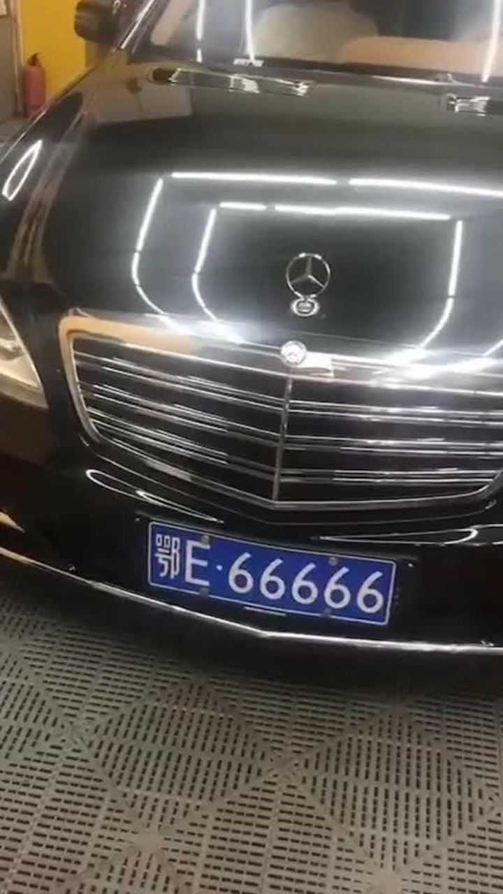 你们看看这车车牌号,够硬!