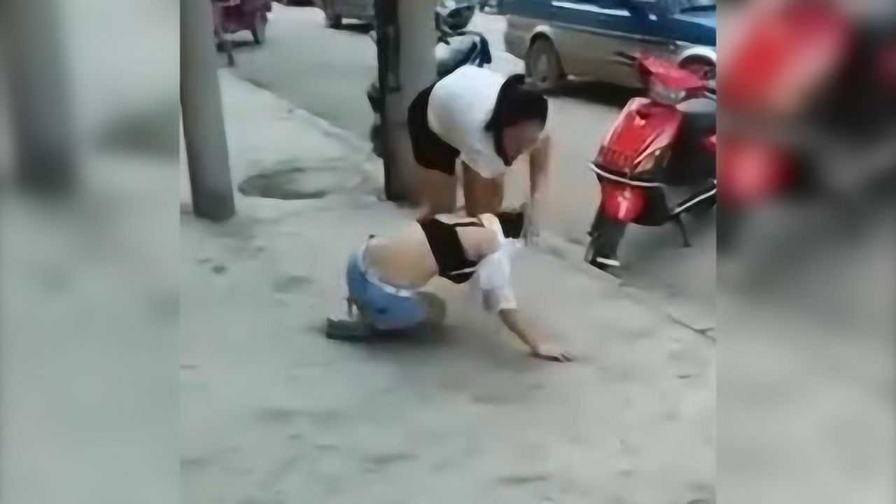 原配打小三，街头撕内衣大战，围观者福利满满！_腾讯视频