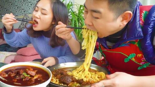 超小厨2斤牛肉配牛筋做"红烧牛肉面"配上凉拌折耳根,真过瘾