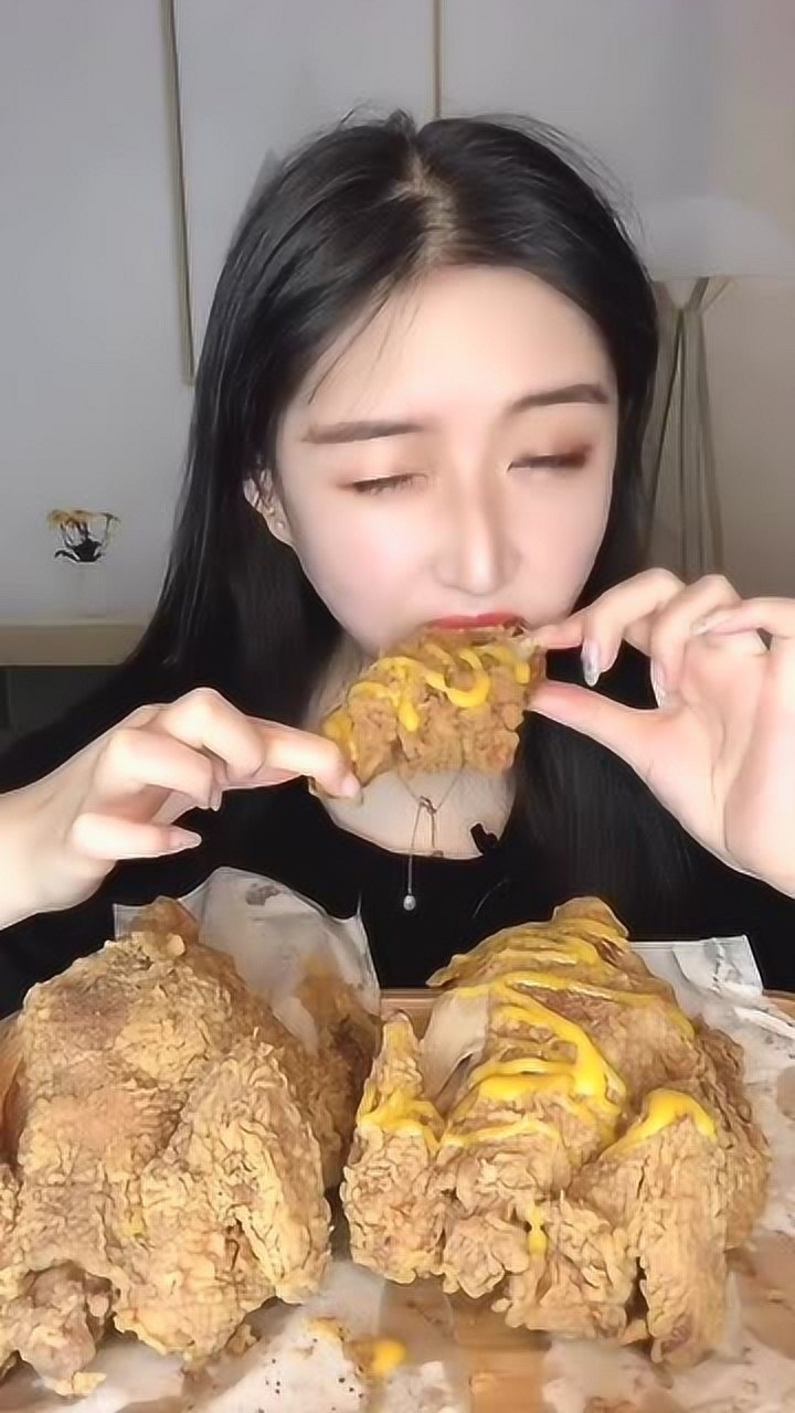 蜂蜜芥末大鸡腿,美女大口咬着吃,看起来好带劲