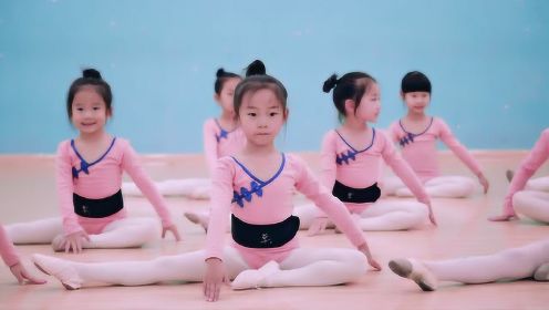 小年纪也有大梦想！小姑娘带来快乐中国舞，也太萌了