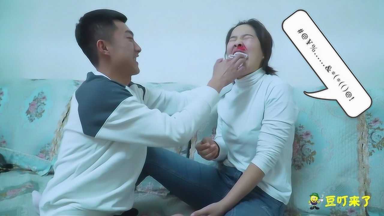 哥哥用臭袜子堵妹妹嘴妹妹转眼就拿老爸垫背太逗了