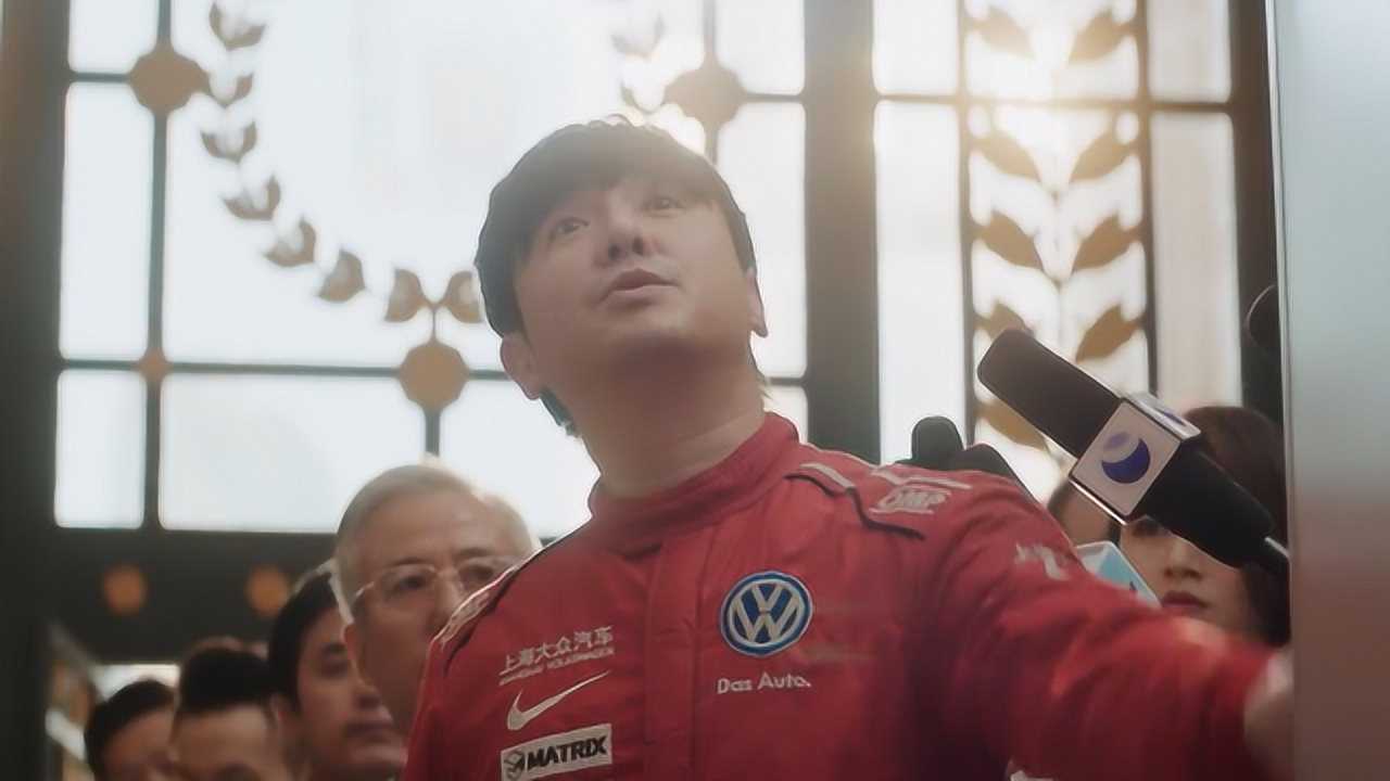 飞驰人生:张驰穿赛车服争面子,却过不了安检,应对方法太辣眼睛_高清1080P在线观看平台_腾讯视频