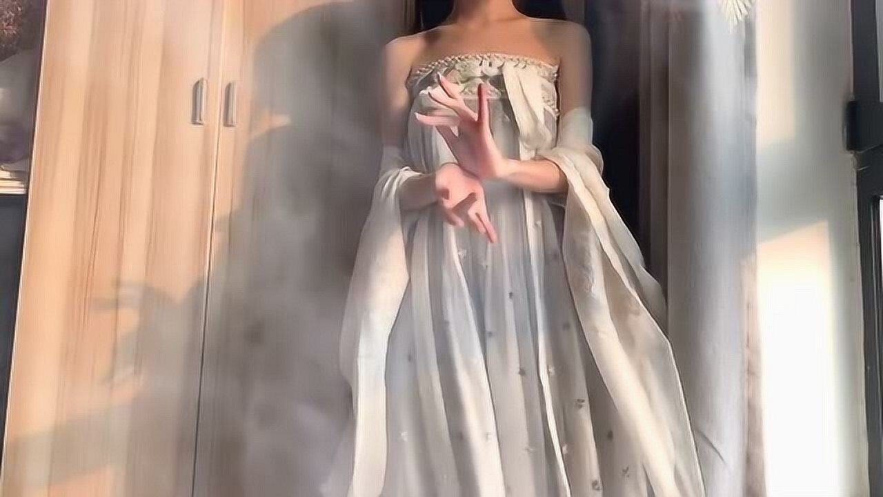 可爱美女汉服变身秀露肩汉服真性感