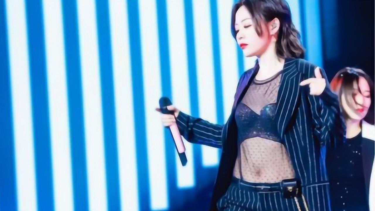 35岁张靓颖终于看开了穿透视内衣装大秀身材开始走性感路线