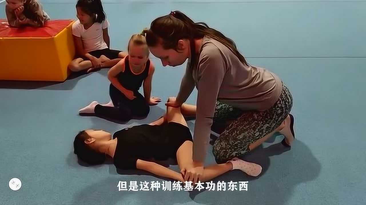 外国小萝莉练舞蹈方法特别，隔着屏幕都替她心疼，这操作未免太狠了_腾讯视频