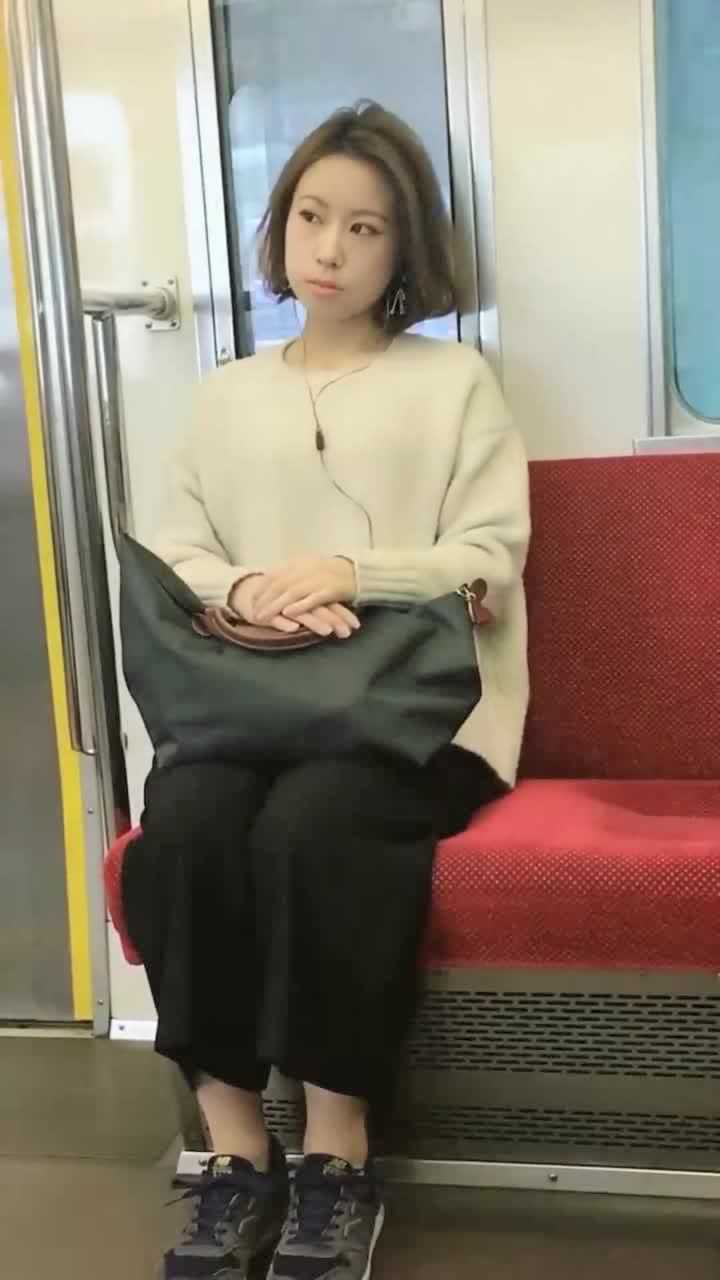 日本少妇坐地铁中她似乎很累应该是个很独立的女性