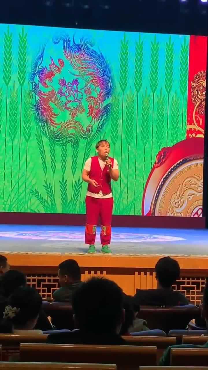 本山传媒霍云龙台上给观众表演口技网友太有才了