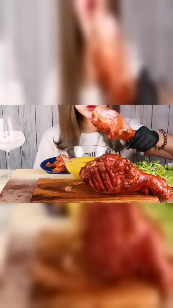 吃播小姐姐吃烤火鸡腿蘸上蜂蜜芥末酱嚼起来太过瘾了