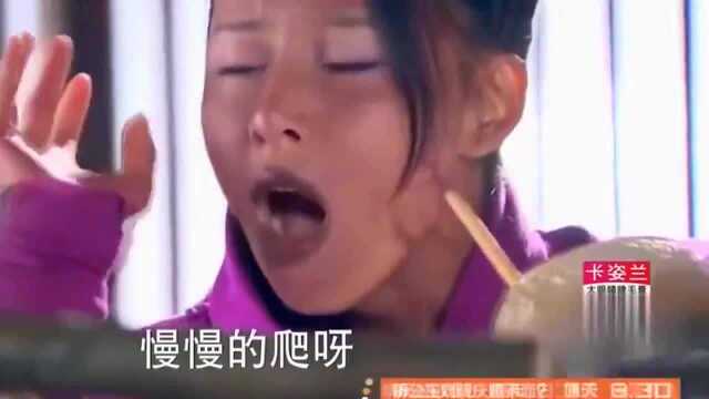 丑丫头嫉妒姑娘美貌,故意将她的脸用刀划成棋盘,让她生不如死