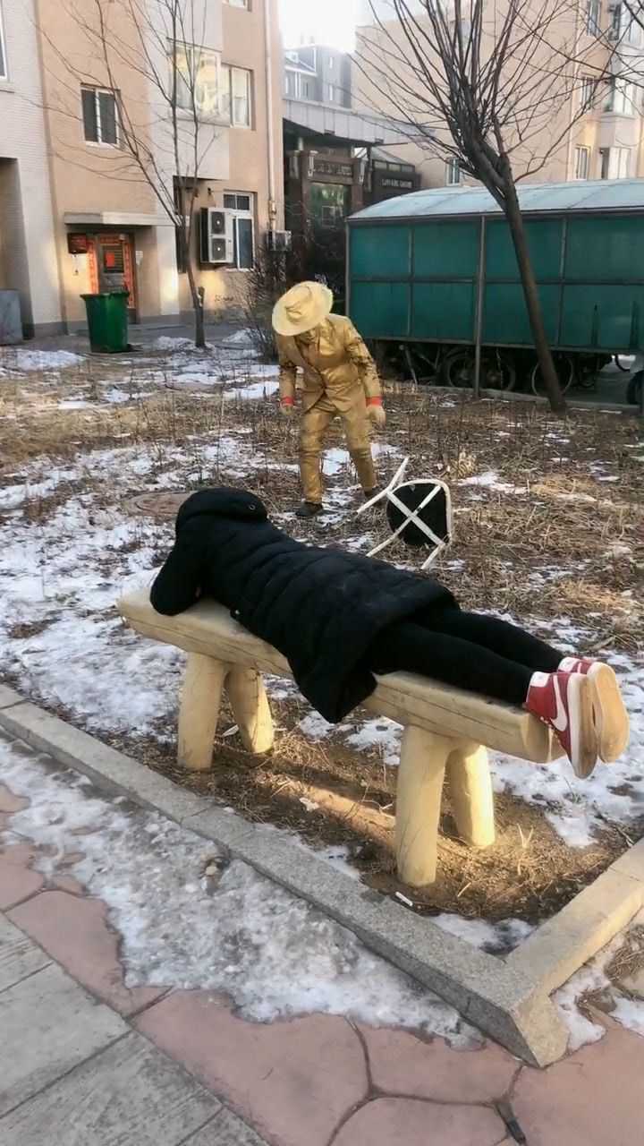 我去,居然拿椅子坐在我身上抓我脚心,痒死了