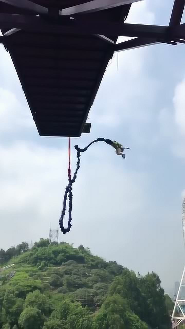 蹦极台上,这位小姐姐是专业的后空翻吗?真是太佩服了