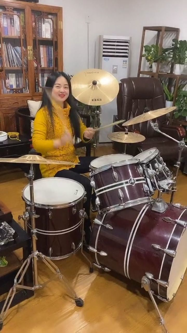架子鼓的小姐姐真漂亮