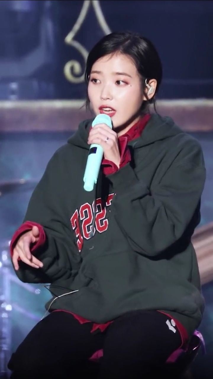 iu李知恩坐着唱歌也这么好听