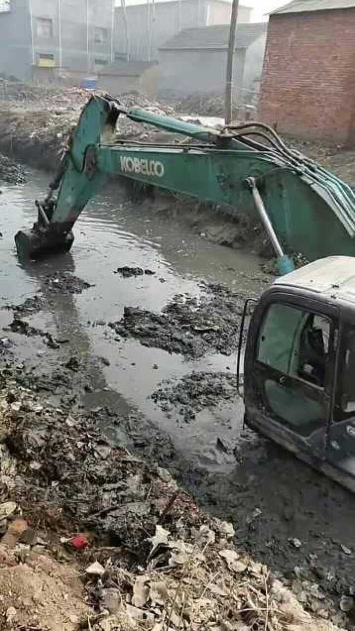 挖掘机挖臭水沟子