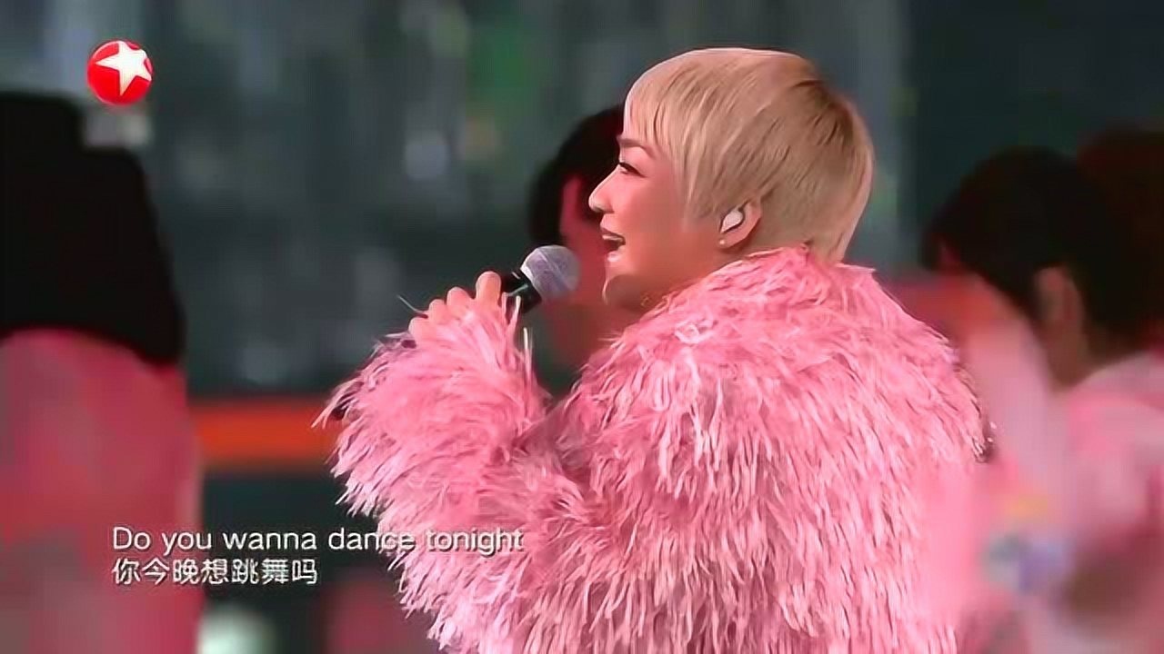 陈慧娴春晚演唱跳舞街熟悉的旋律全场再次沸腾