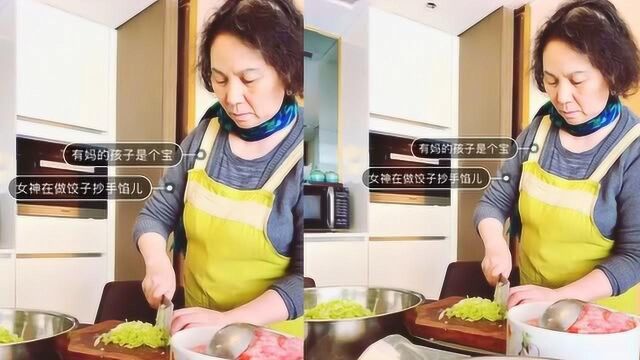 陈坤晒68岁妈妈包饺子照片,做家务的陈妈妈打扮潮流戴丝巾