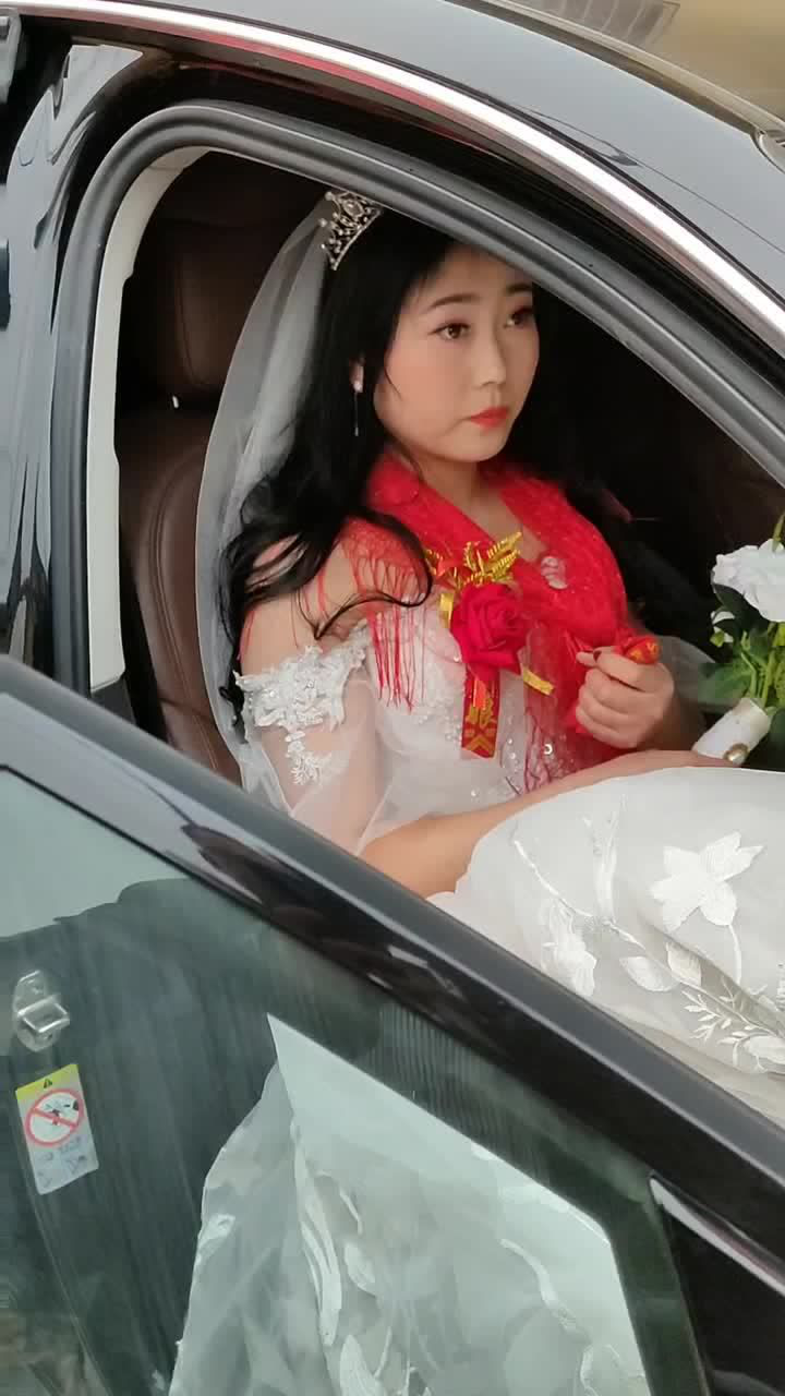 新娘下车发红包