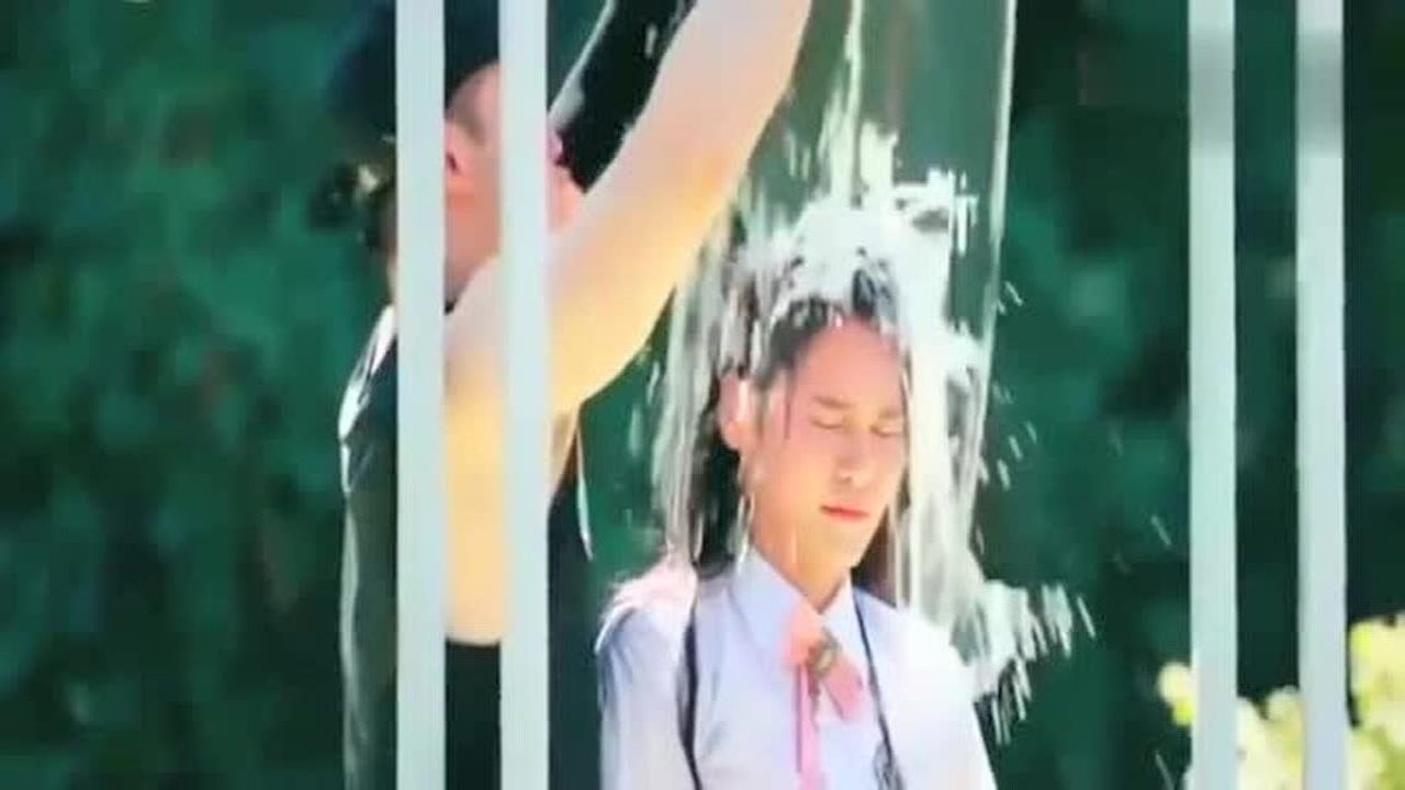 摇啊笑啊桥美女遭到泼水惩罚好友直接一桶水从头浇到脚