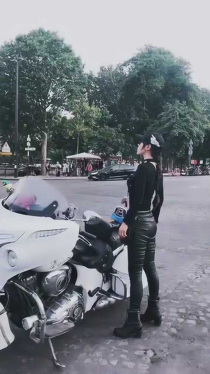 哈雷盟主与埃菲尔铁塔的约定姑娘的身材太棒了好羡慕她