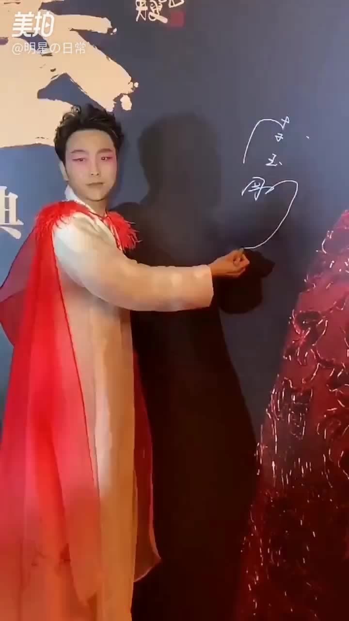 李玉刚的个性签名,是帅还是伤