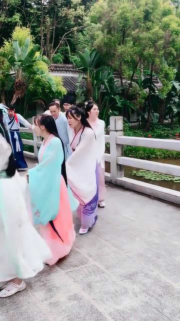 公园偶遇一群姑娘,汉服美女集体做游戏,像古代闺秀踏青