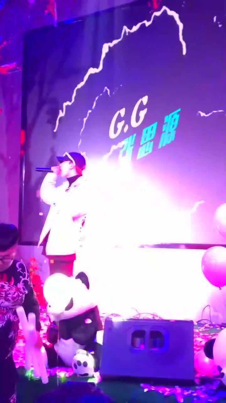 张思源现场演唱小可爱与小领带声音很有魅力