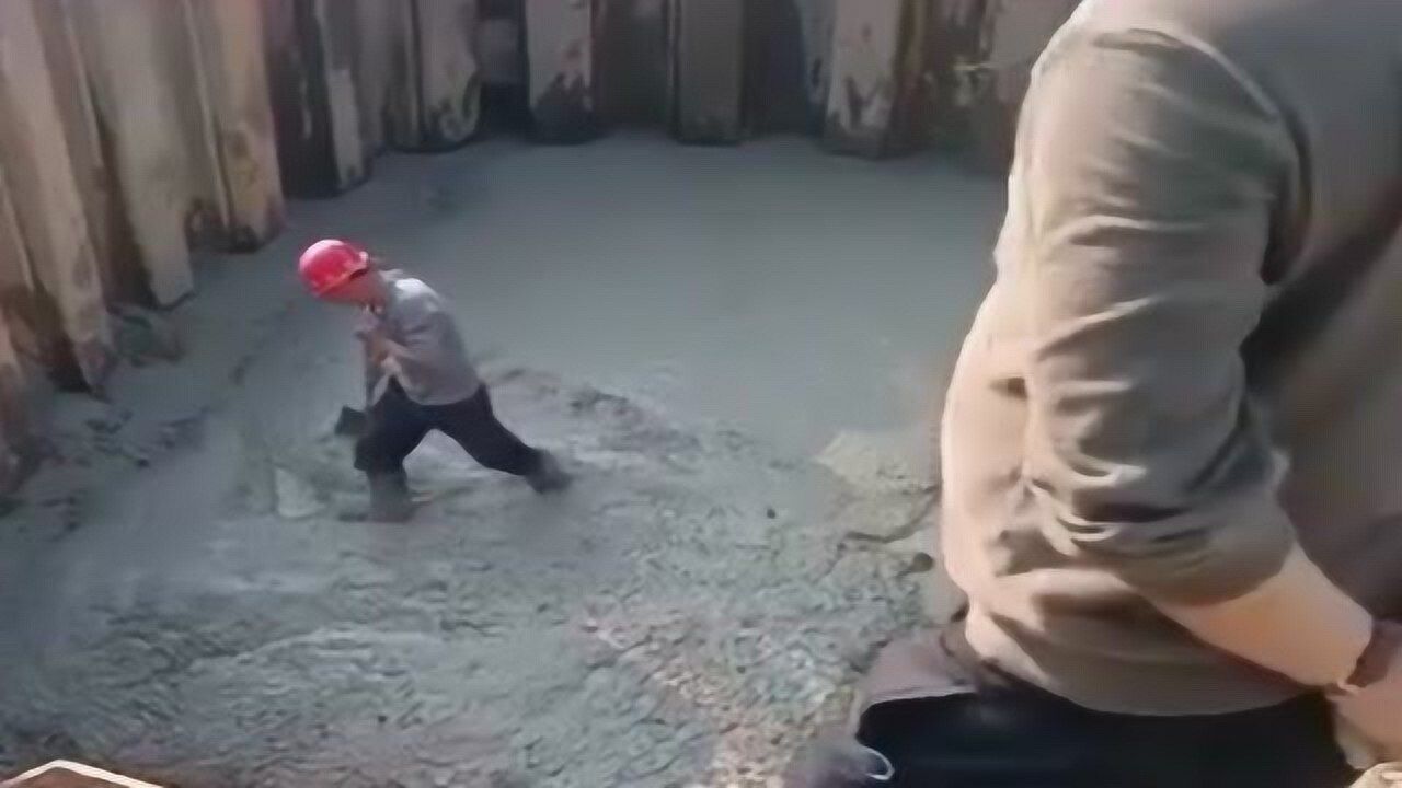 这才是真正的磨洋工一个人在干活一群监工的人员