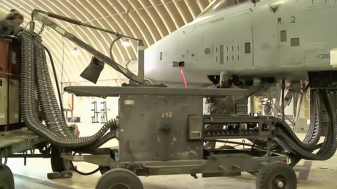 美军a10攻击机7管加特林机炮威力之大装甲车在它面前都不顶用