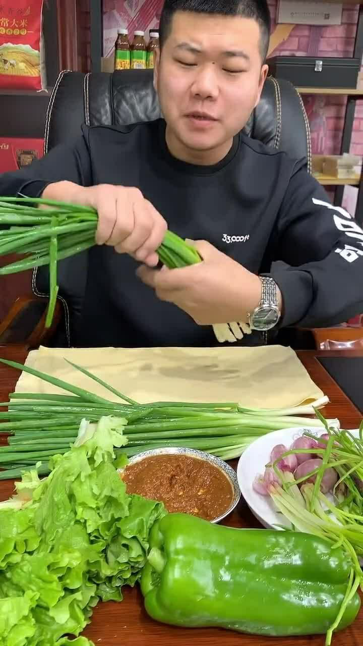 有人说我吃大葱蘸酱给东北人丢脸了其实不吃才是给东北人丢脸