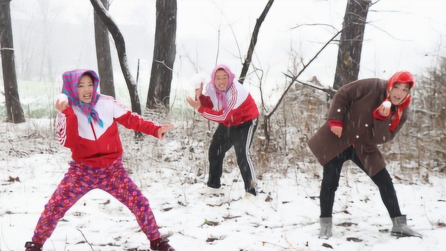 童年短剧:下雪了,傻妞和哥哥妈妈一起玩打雪仗,真是太开心了