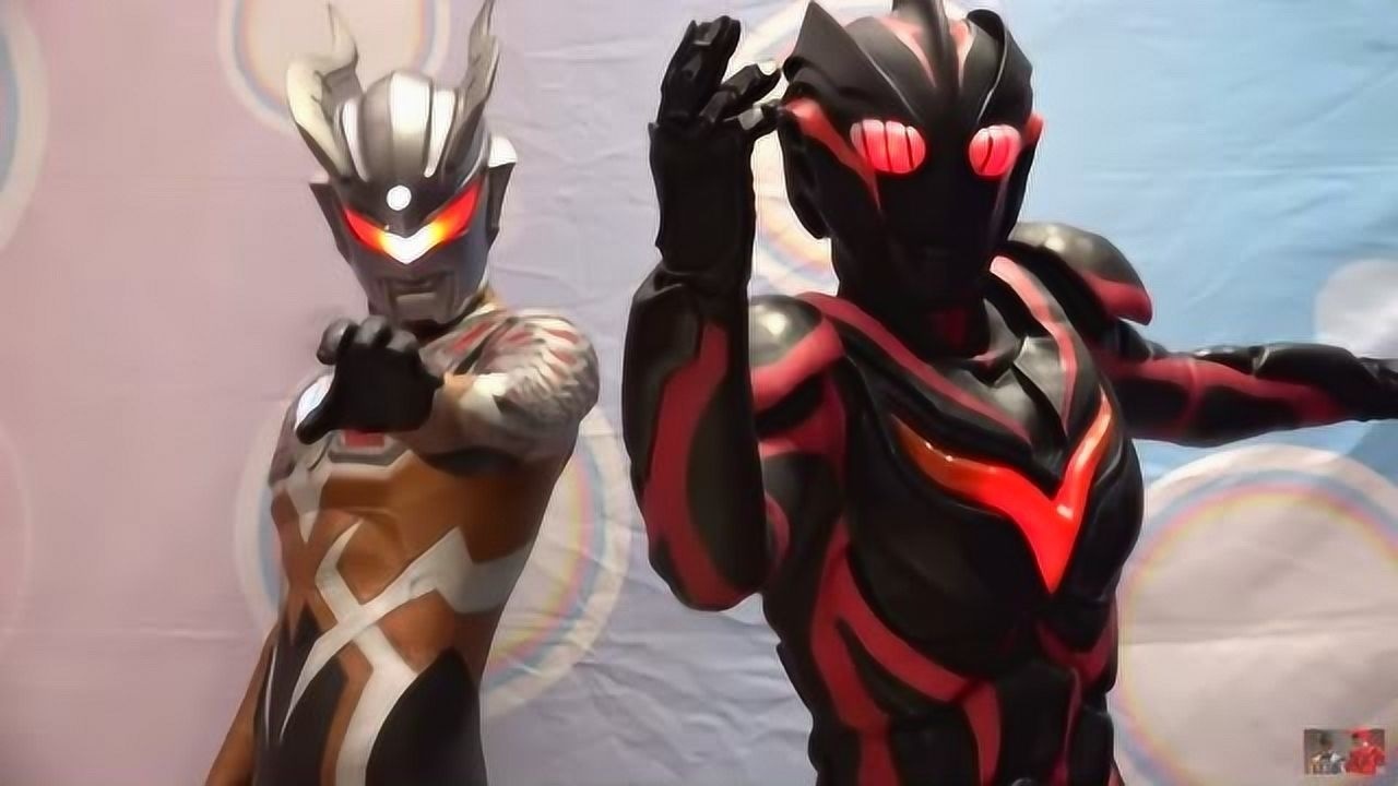 黑暗扎基和独眼赛罗同时现身人们纷纷握手拍照留念