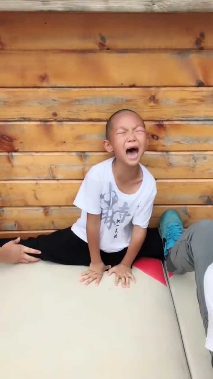 这个视频火了压腿这样狠男娃疼得都砸地了