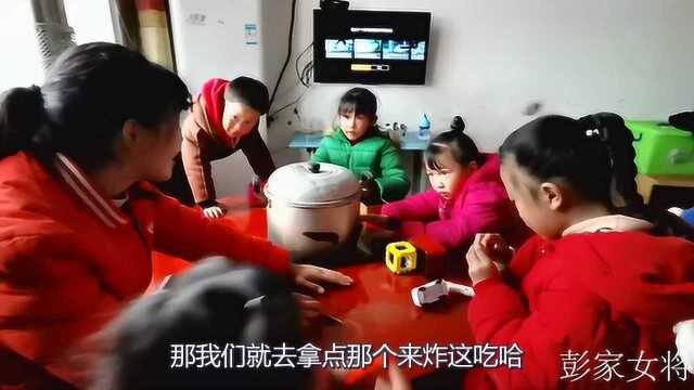 湖北农村媳妇炸米果给小孩子当零食,刚出锅两个小吃货就来偷吃