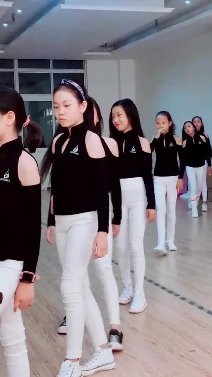 这训练视频火了小美女练习走模特步认真的样子好美
