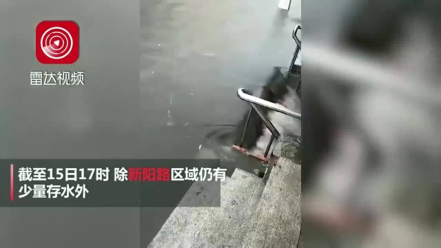 水里趟、浪里漂、雨倒灌,暴雨后哈尔滨“海景”刷爆朋友圈